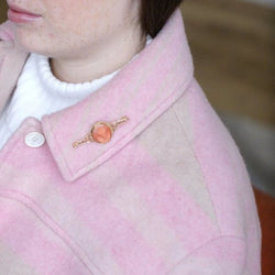 Broche en or jaune et camée corail - Castafiore