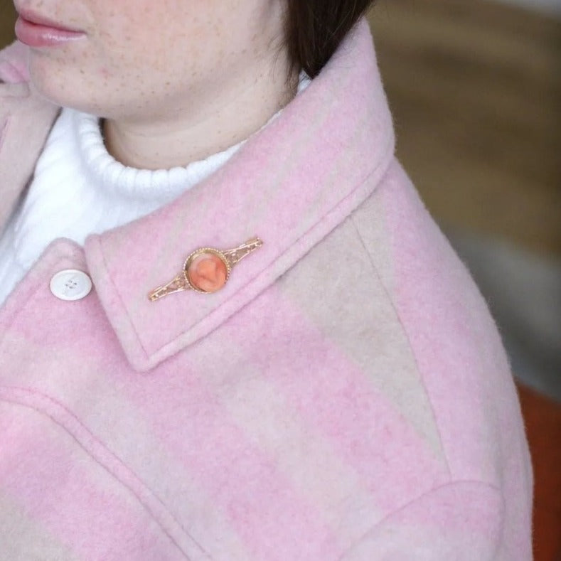 Broche en or jaune et camée corail - Castafiore