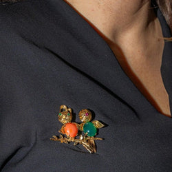 Broche Épingle Oiseaux en or jaune, émeraude, rubis, chrysoprase et corail - Castafiore