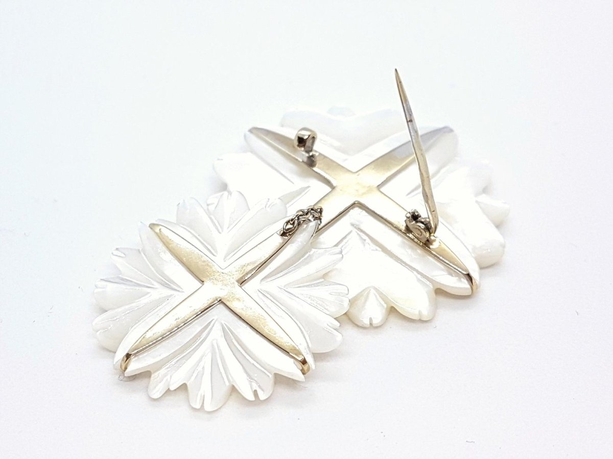 Broche fleur blanche en or blanc, nacre et saphir - Castafiore