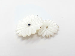Broche fleur blanche en or blanc, nacre et saphir - Castafiore