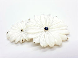 Broche fleur blanche en or blanc, nacre et saphir - Castafiore
