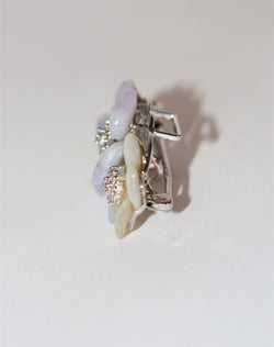 Broche fleurs nacre, jade et diamants - Castafiore