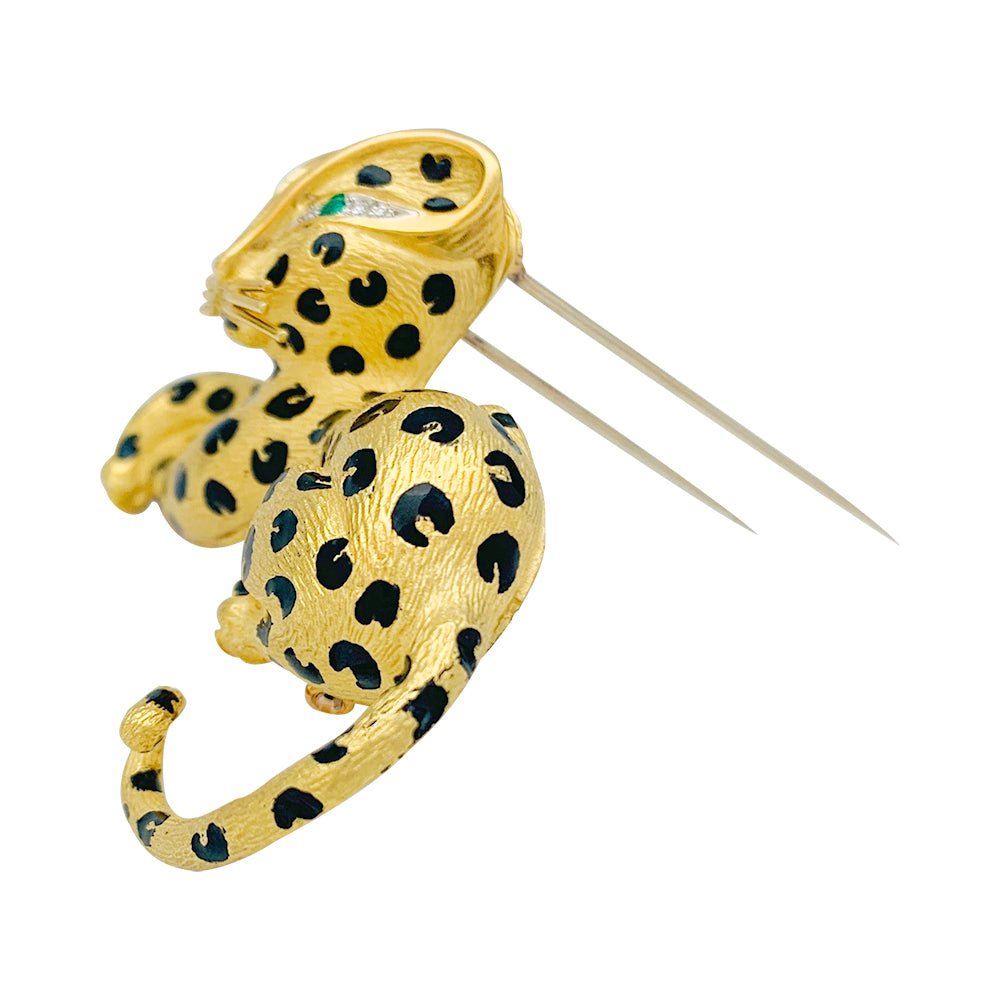 Broche Fred "Léopard" en or jaune, diamants, émail et émeraudes - Castafiore