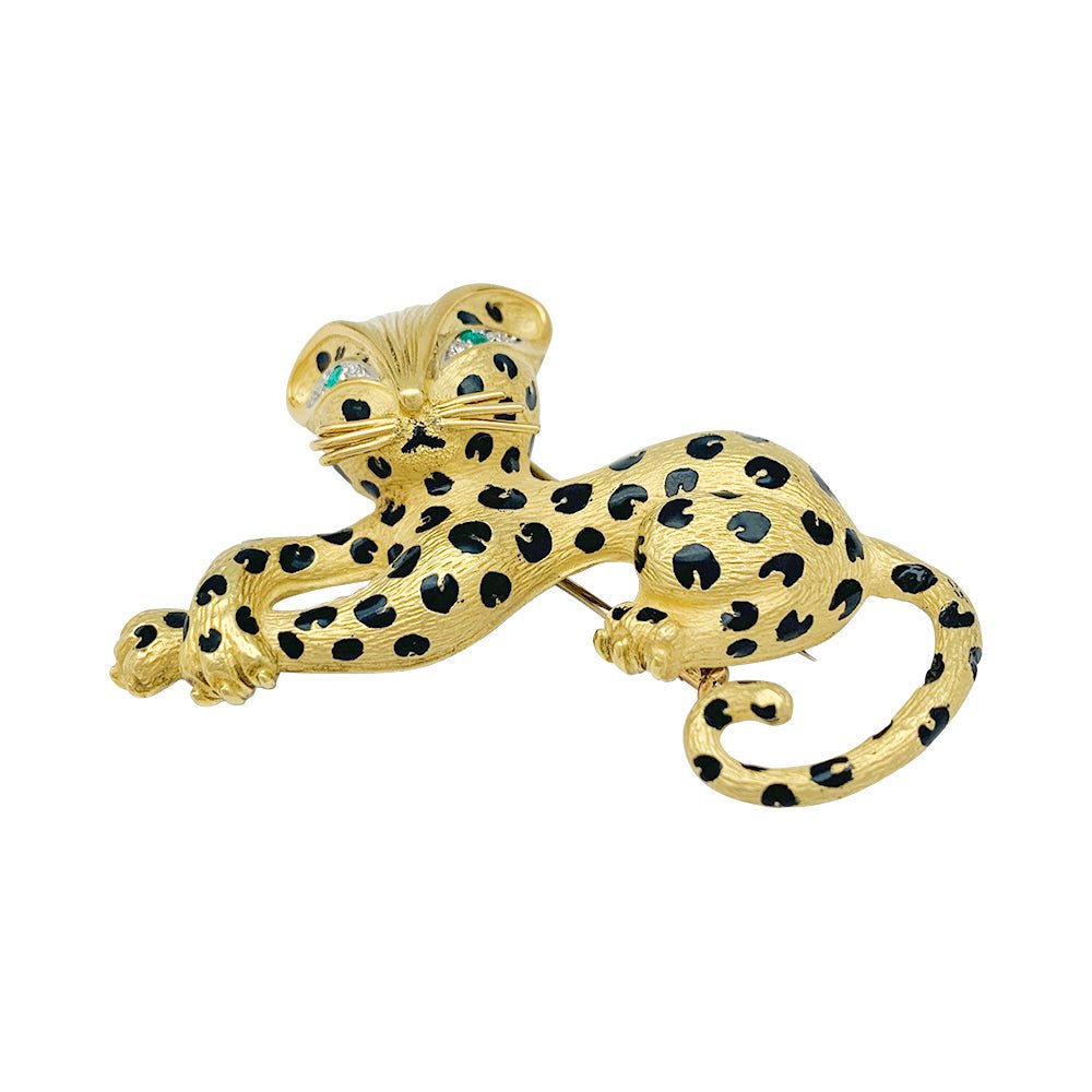 Broche Fred "Léopard" en or jaune, diamants, émail et émeraudes - Castafiore