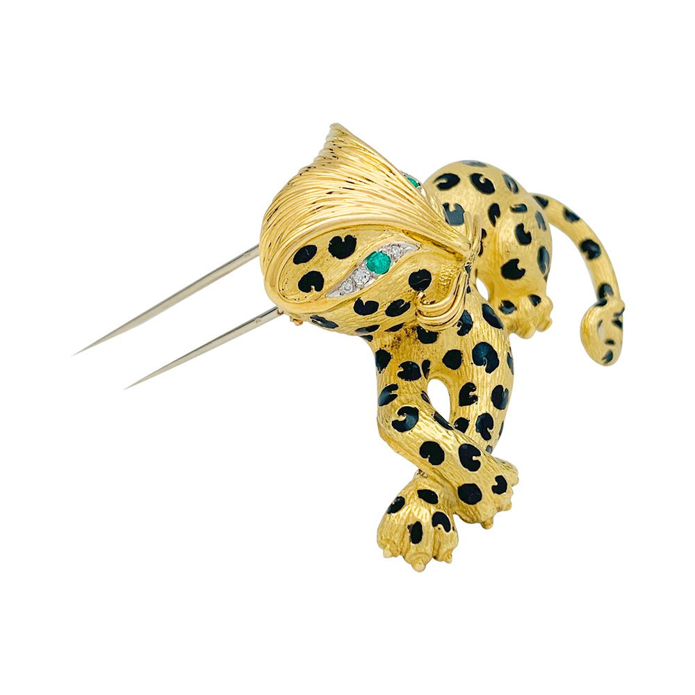 Broche Fred "Léopard" en or jaune, diamants, émail et émeraudes - Castafiore