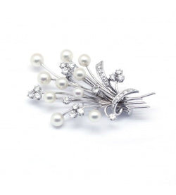 Broche gerbe de fleurs en or blanc, diamants et perles - Castafiore