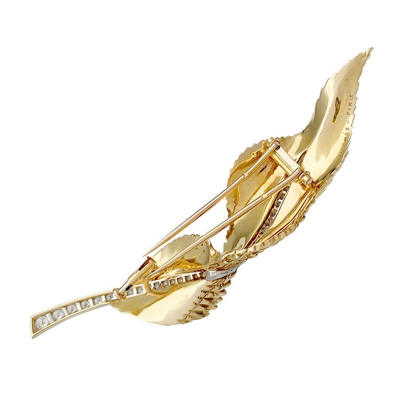 Broche HERMÈS "Plume" en or jaune, platine et diamants - Castafiore
