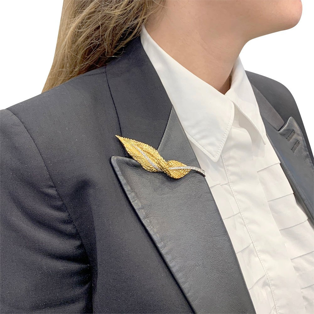 Broche HERMÈS "Plume" en or jaune, platine et diamants - Castafiore