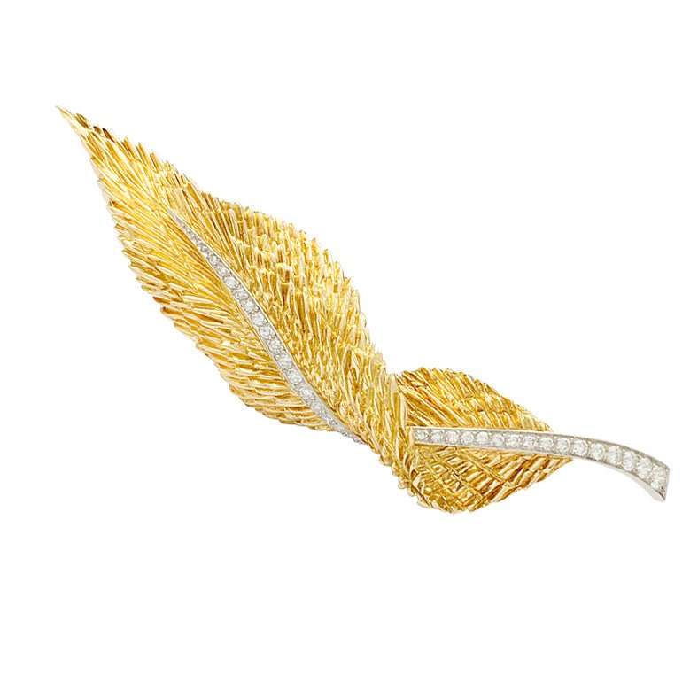 Broche HERMÈS "Plume" en or jaune, platine et diamants - Castafiore