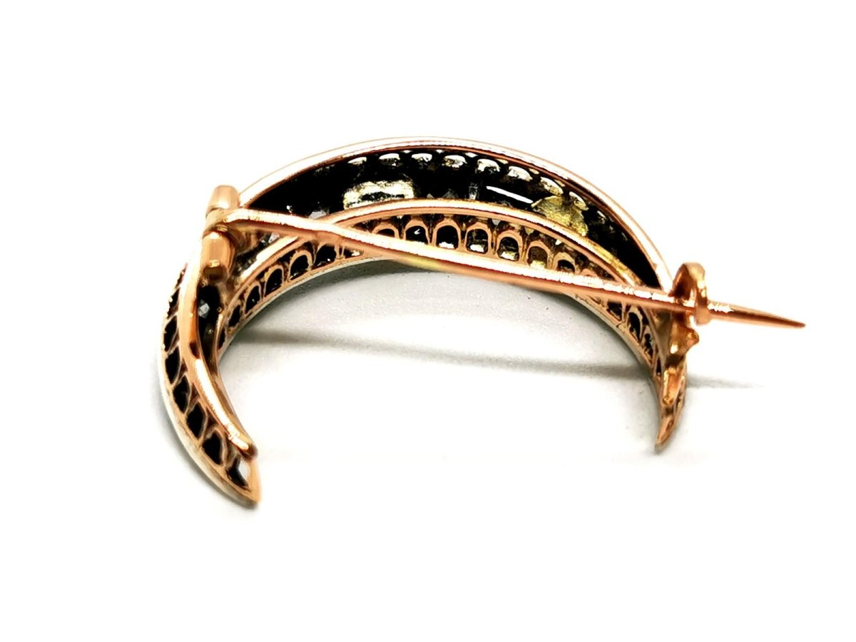 Broche lune en or jaune, argent, perles et diamants - Castafiore