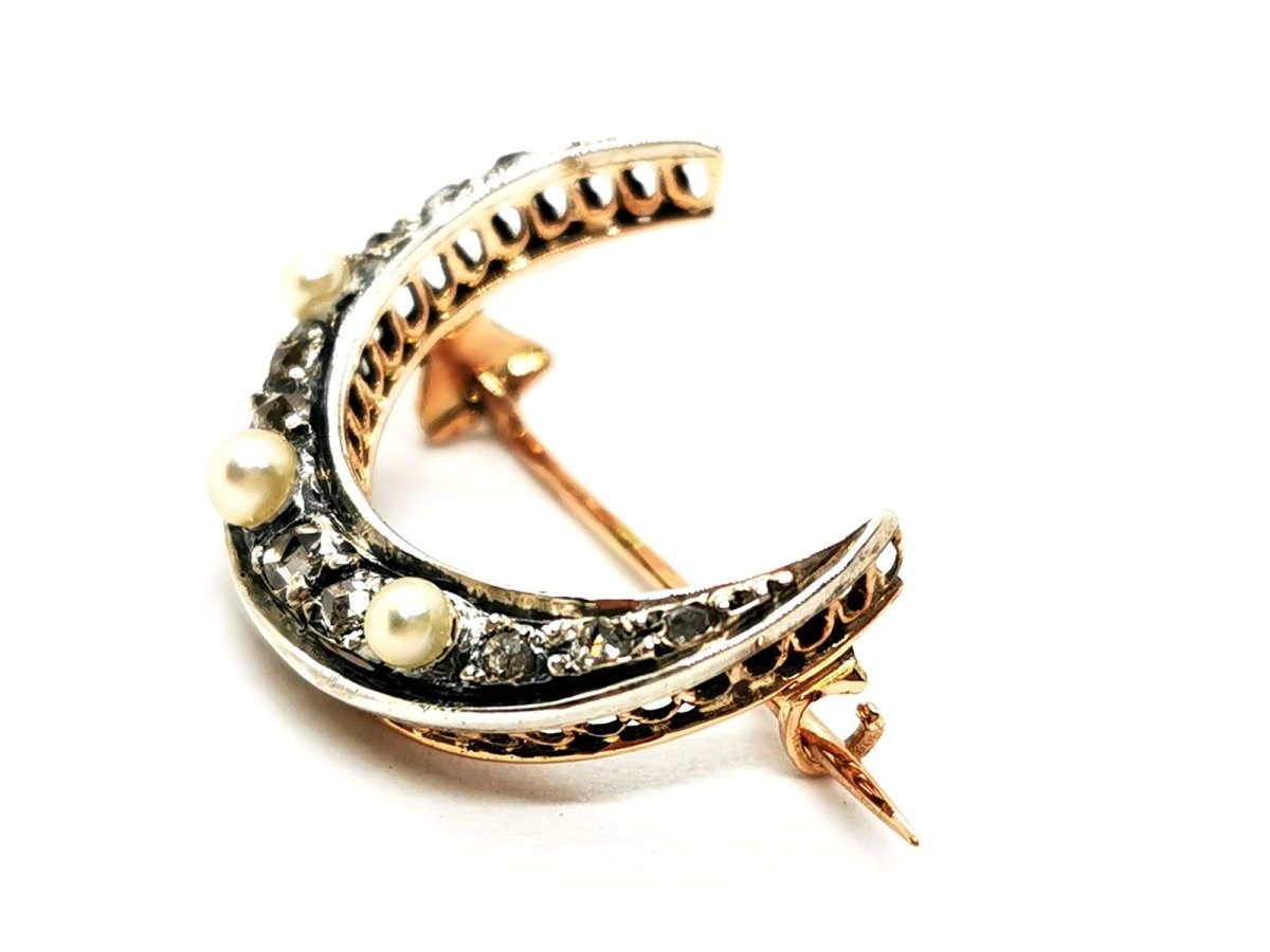 Broche lune en or jaune, argent, perles et diamants - Castafiore