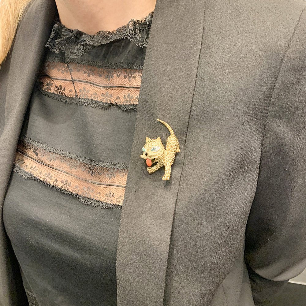 Broche Mauboussin "Chat" en or jaune, corail, diamants et émeraudes - Castafiore