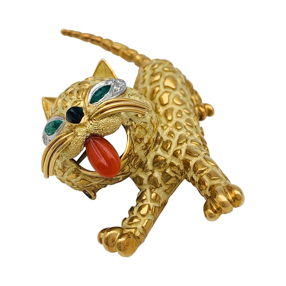 Broche Mauboussin "Chat" en or jaune, corail, diamants et émeraudes - Castafiore