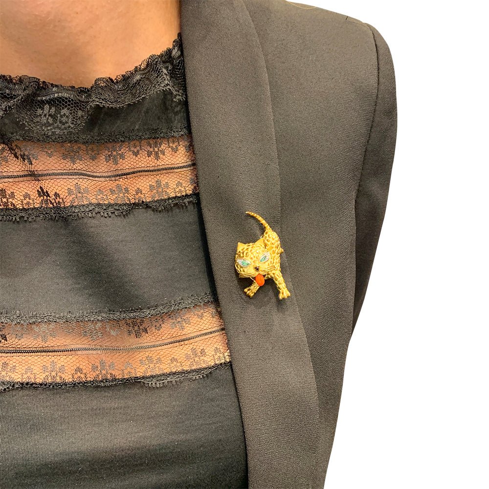 Broche Mauboussin "Chat" en or jaune, corail, diamants et émeraudes - Castafiore