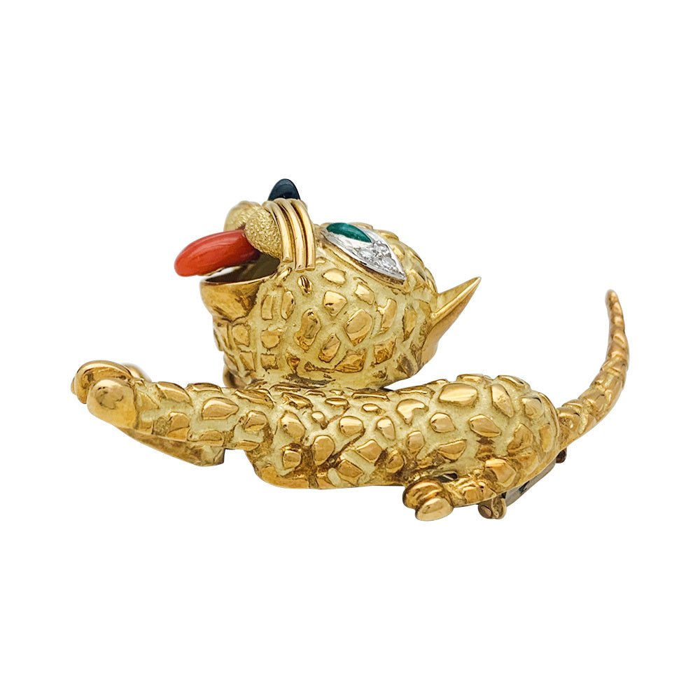 Broche Mauboussin "Chat" en or jaune, corail, diamants et émeraudes - Castafiore