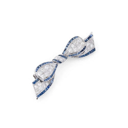 Broche nœud en platine Art Déco en diamant et saphirs calibrés - Castafiore