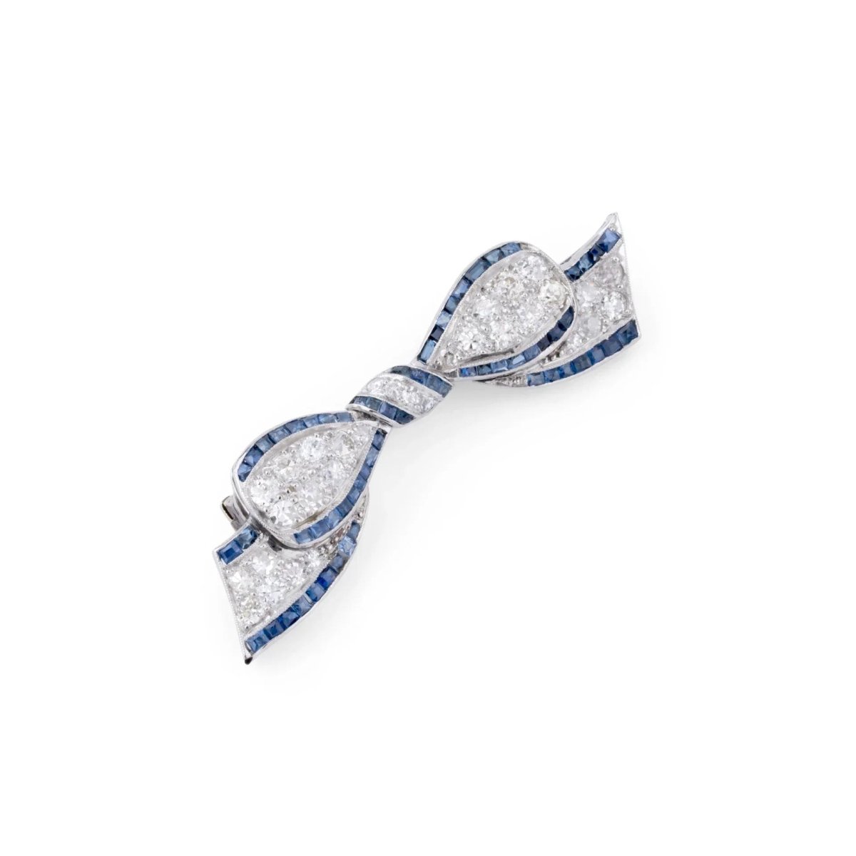 Broche nœud en platine Art Déco en diamant et saphirs calibrés - Castafiore
