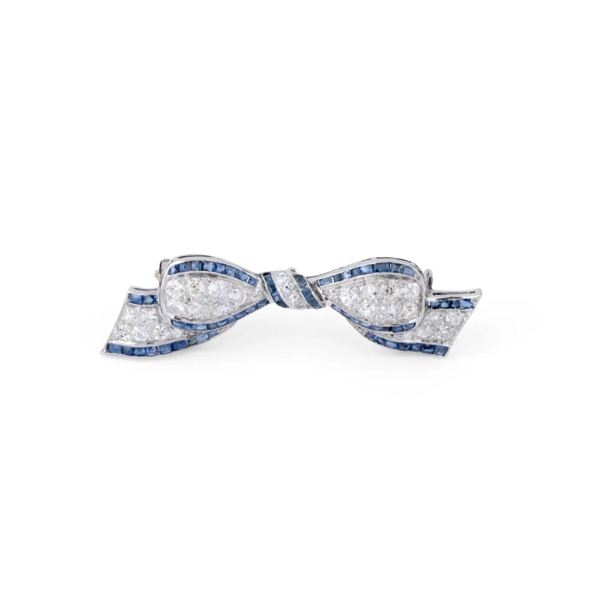 Broche nœud en platine Art Déco en diamant et saphirs calibrés - Castafiore