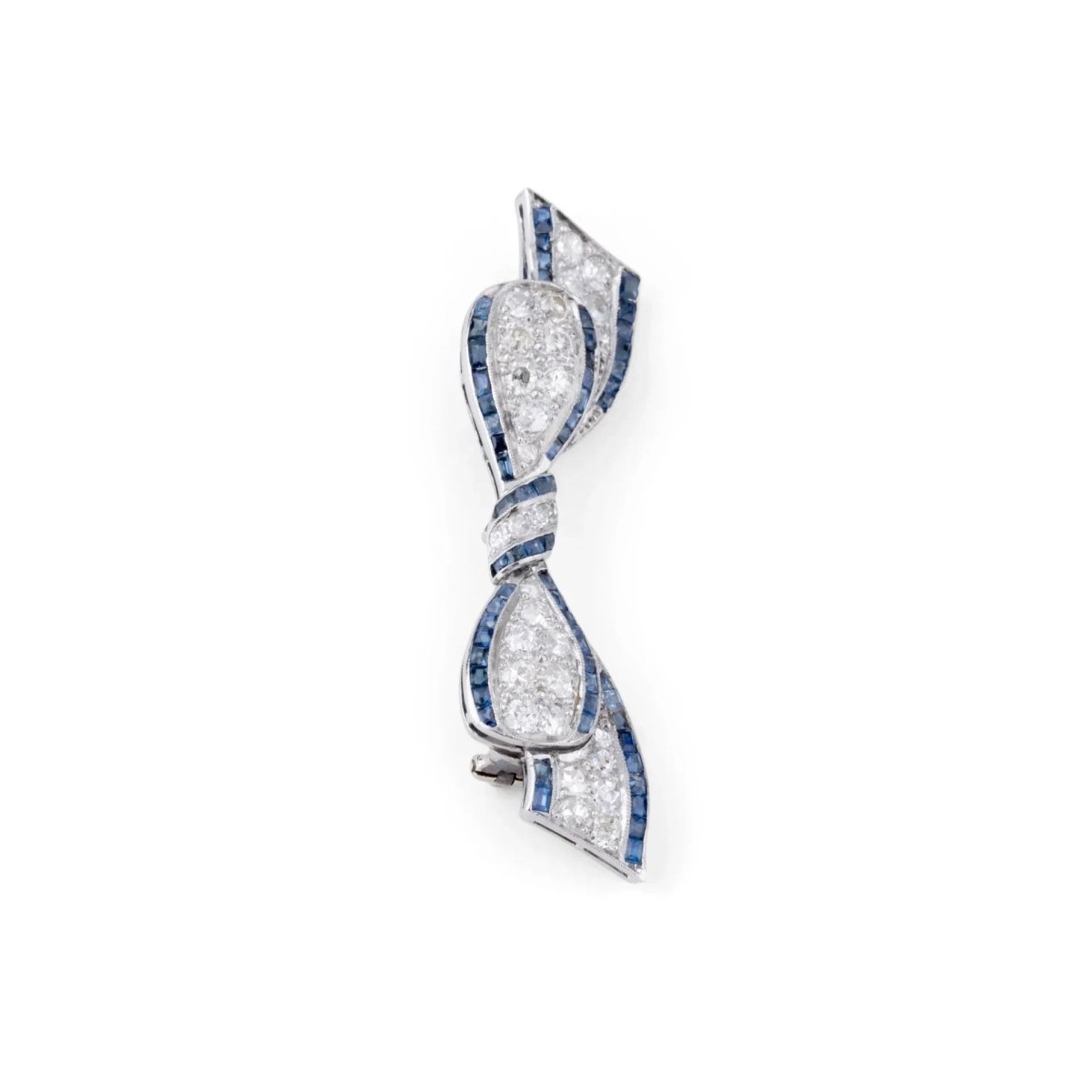 Broche nœud en platine Art Déco en diamant et saphirs calibrés - Castafiore