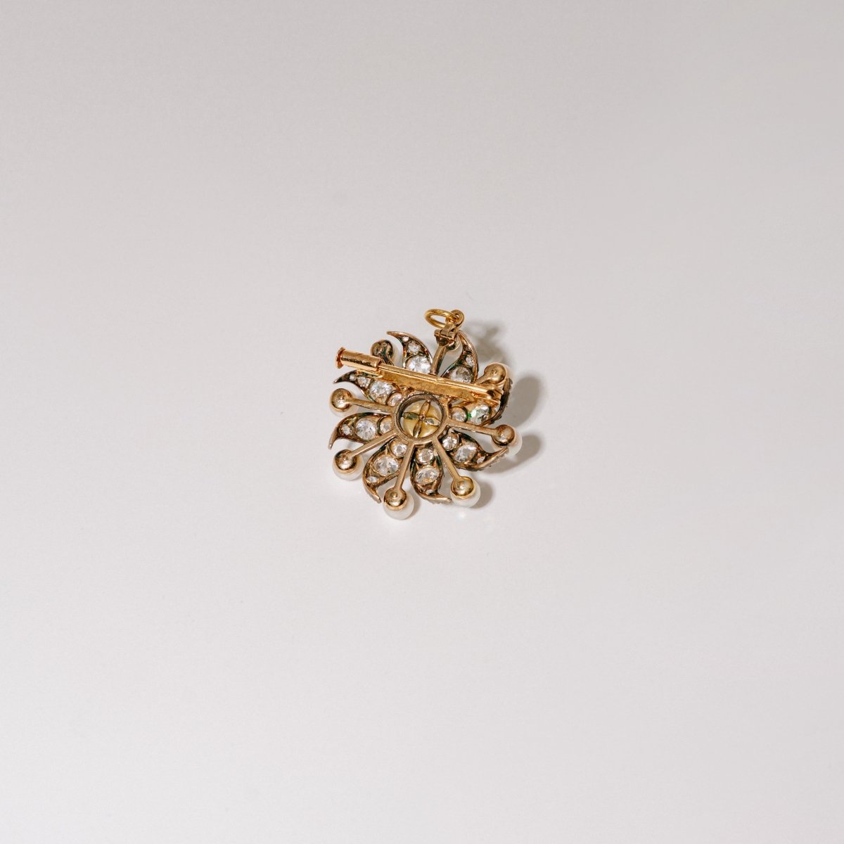 Broche Pendentif ronde en or jaune, argent, diamants - Castafiore