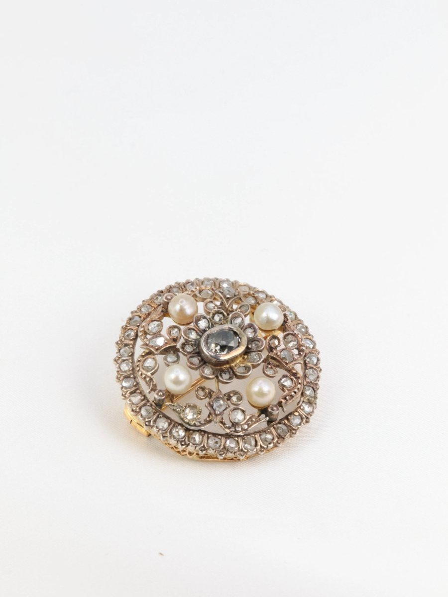 Broche ronde en or, diamants taillés en rose et perles fines - Castafiore