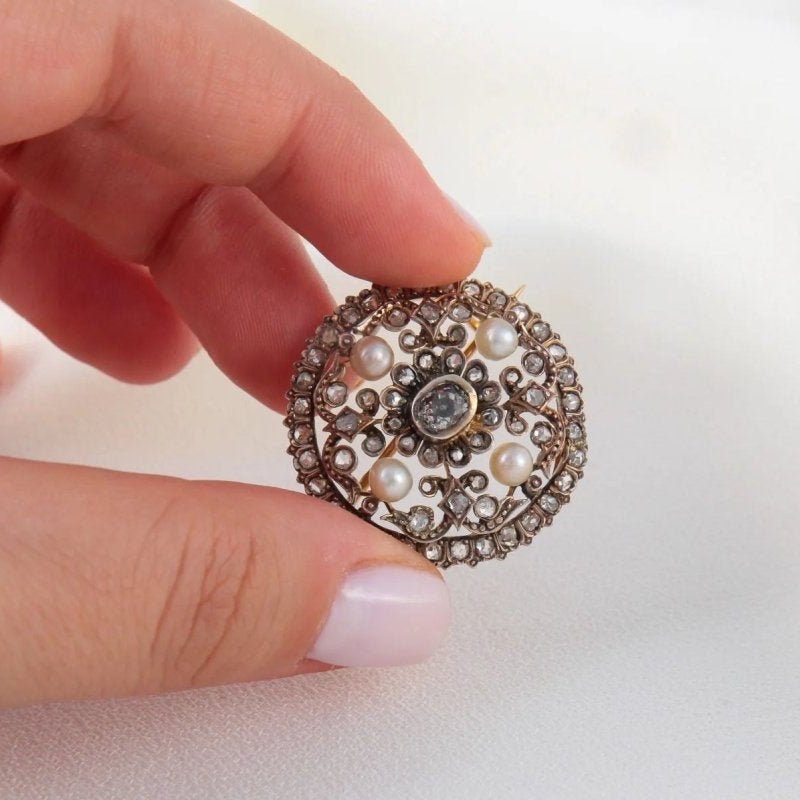 Broche ronde en or, diamants taillés en rose et perles fines - Castafiore