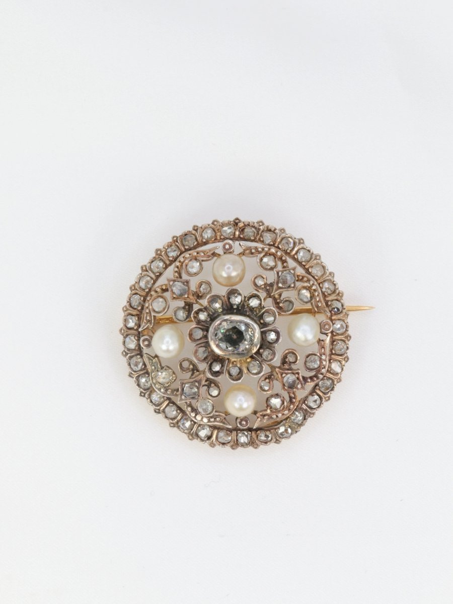 Broche ronde en or, diamants taillés en rose et perles fines - Castafiore