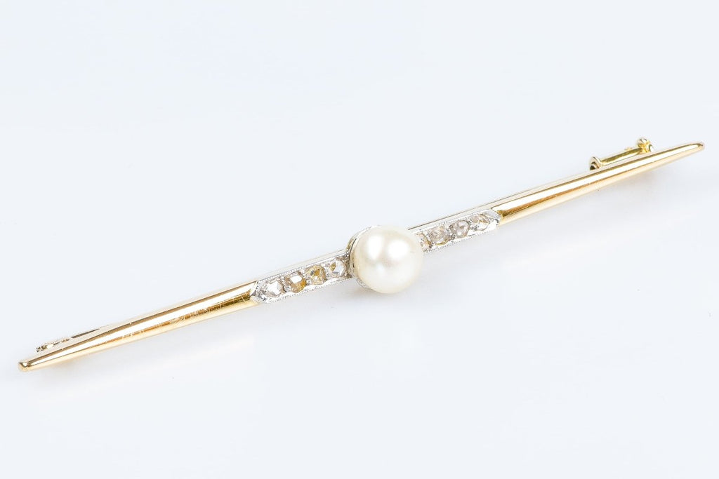 Broche vintage en or jaune 18 carats ornée d'une perle blanche et de 8 diamants taille ancienne de 0,19 carats au total. - Castafiore