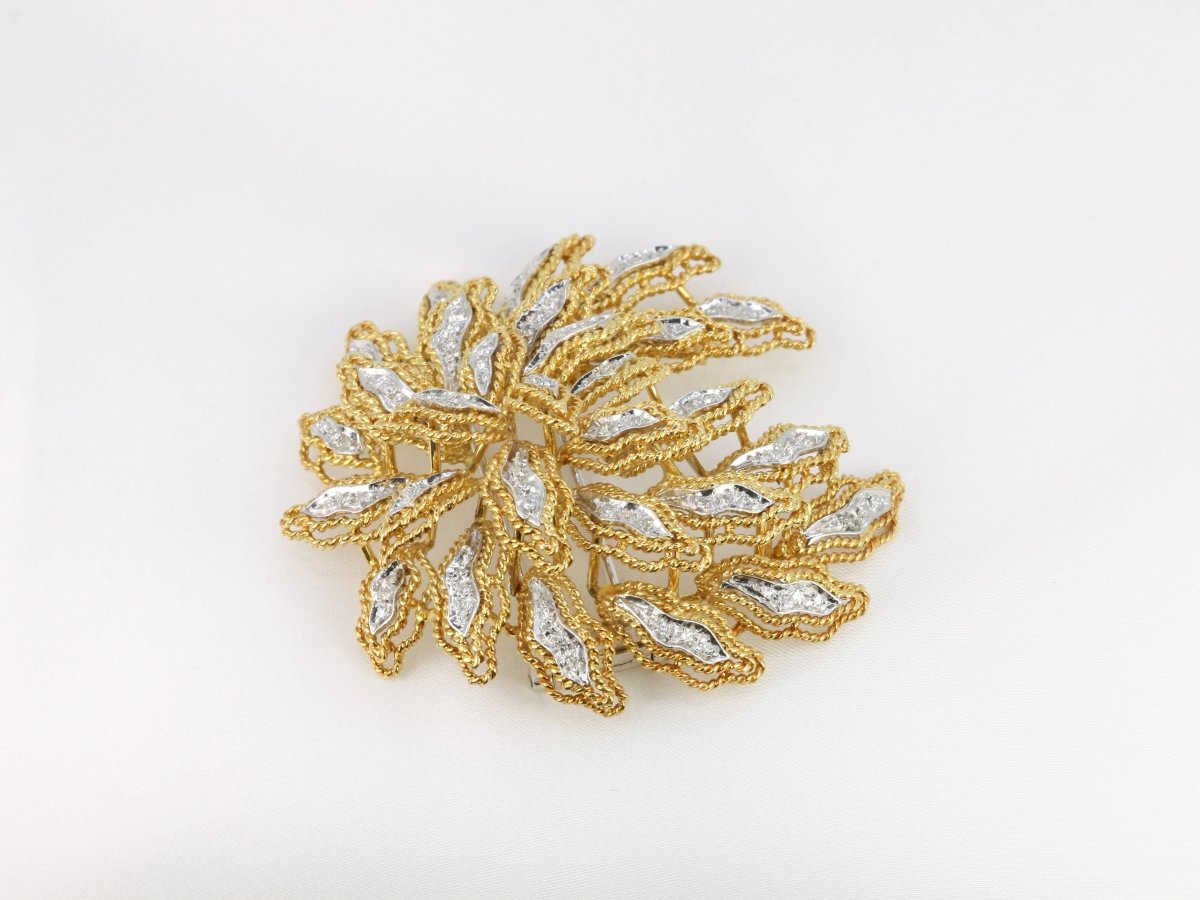 Broche vintage fleur en or et diamants dans le goût du modèle anémones de Van Cleef & Arpels - Castafiore