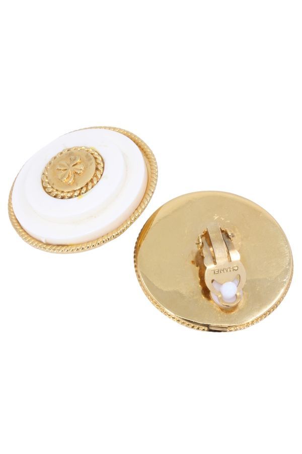 Clips CHANEL En MÉTal Doré Et BakÉLite - Castafiore