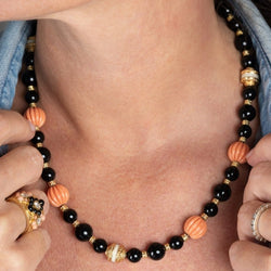 Collier BOUCHERON en or jaune, onyx et corail - Castafiore