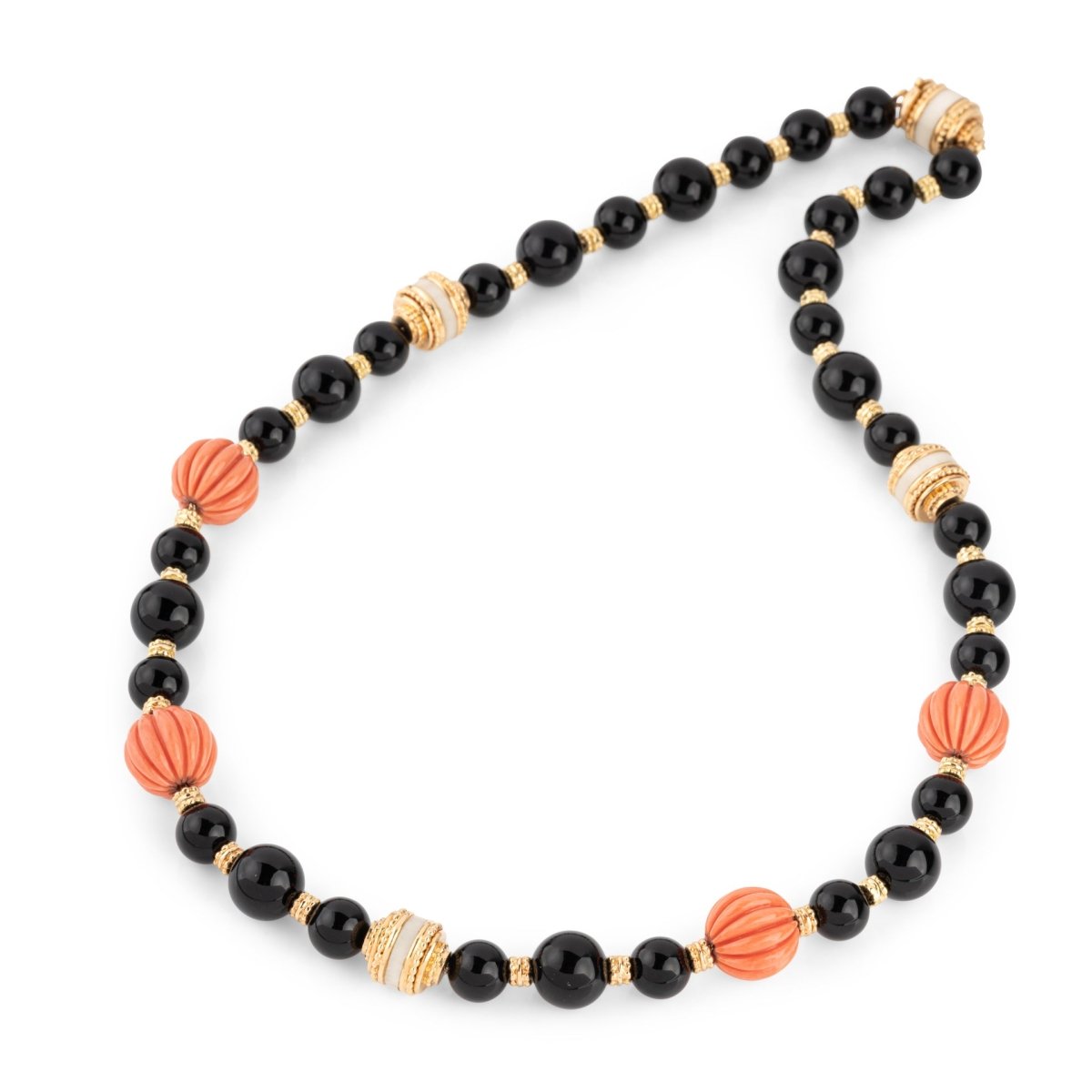 Collier BOUCHERON en or jaune, onyx et corail - Castafiore