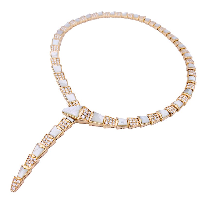 Collier BULGARI “Serpenti Viper” en or rose, nacre et diamants - Castafiore