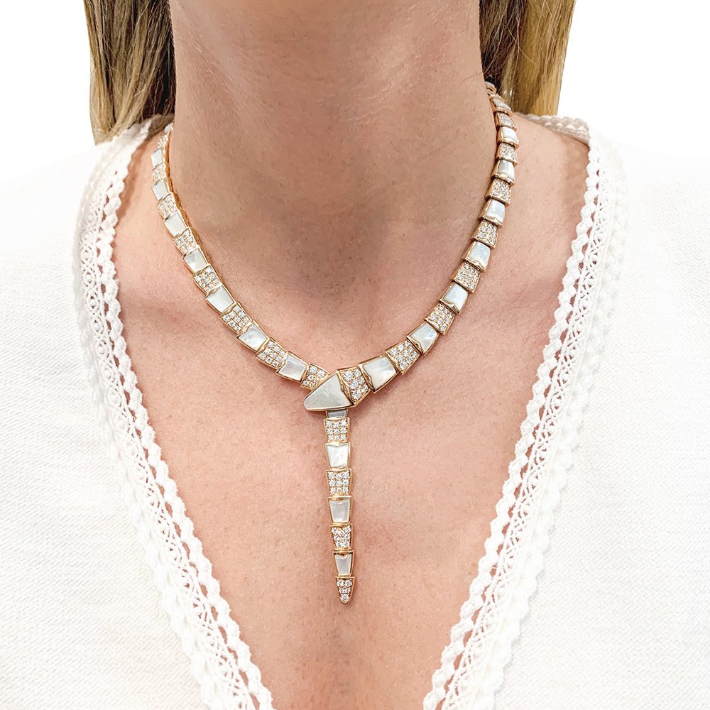 Collier BULGARI “Serpenti Viper” en or rose, nacre et diamants - Castafiore