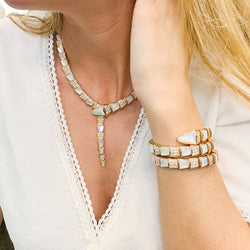 Collier BULGARI “Serpenti Viper” en or rose, nacre et diamants - Castafiore