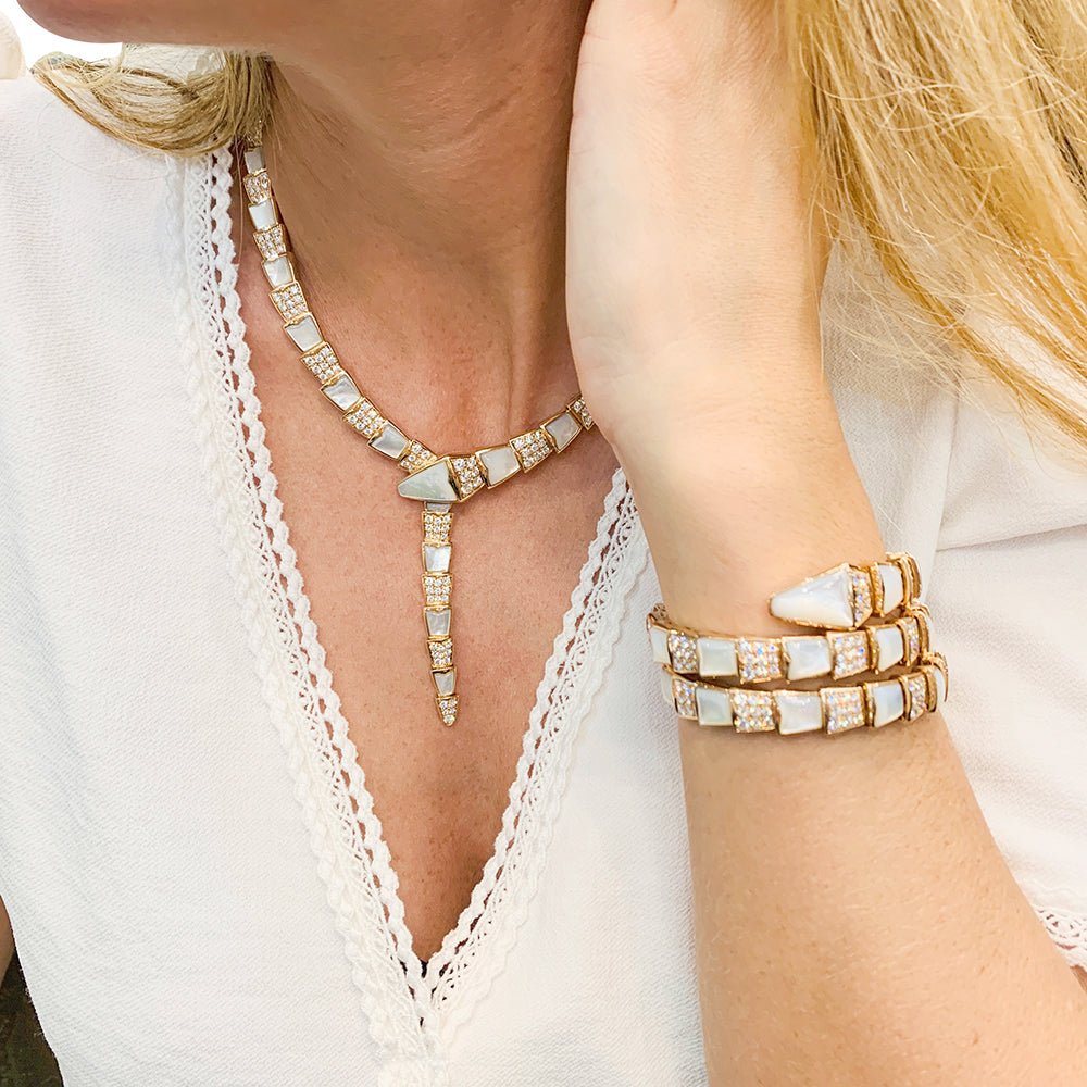 Collier BULGARI “Serpenti Viper” en or rose, nacre et diamants - Castafiore