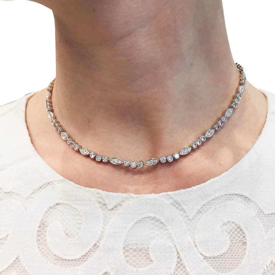 Collier CARTIER "Dentelle" en platine, or blanc et diamants - Castafiore