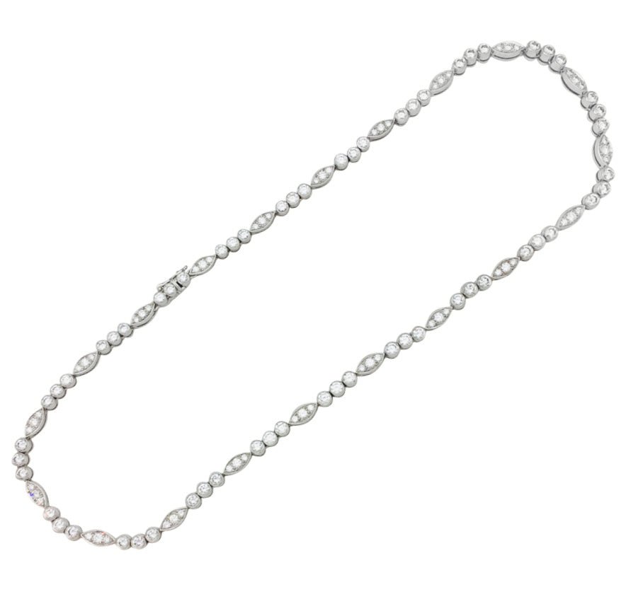 Collier CARTIER "Dentelle" en platine, or blanc et diamants - Castafiore