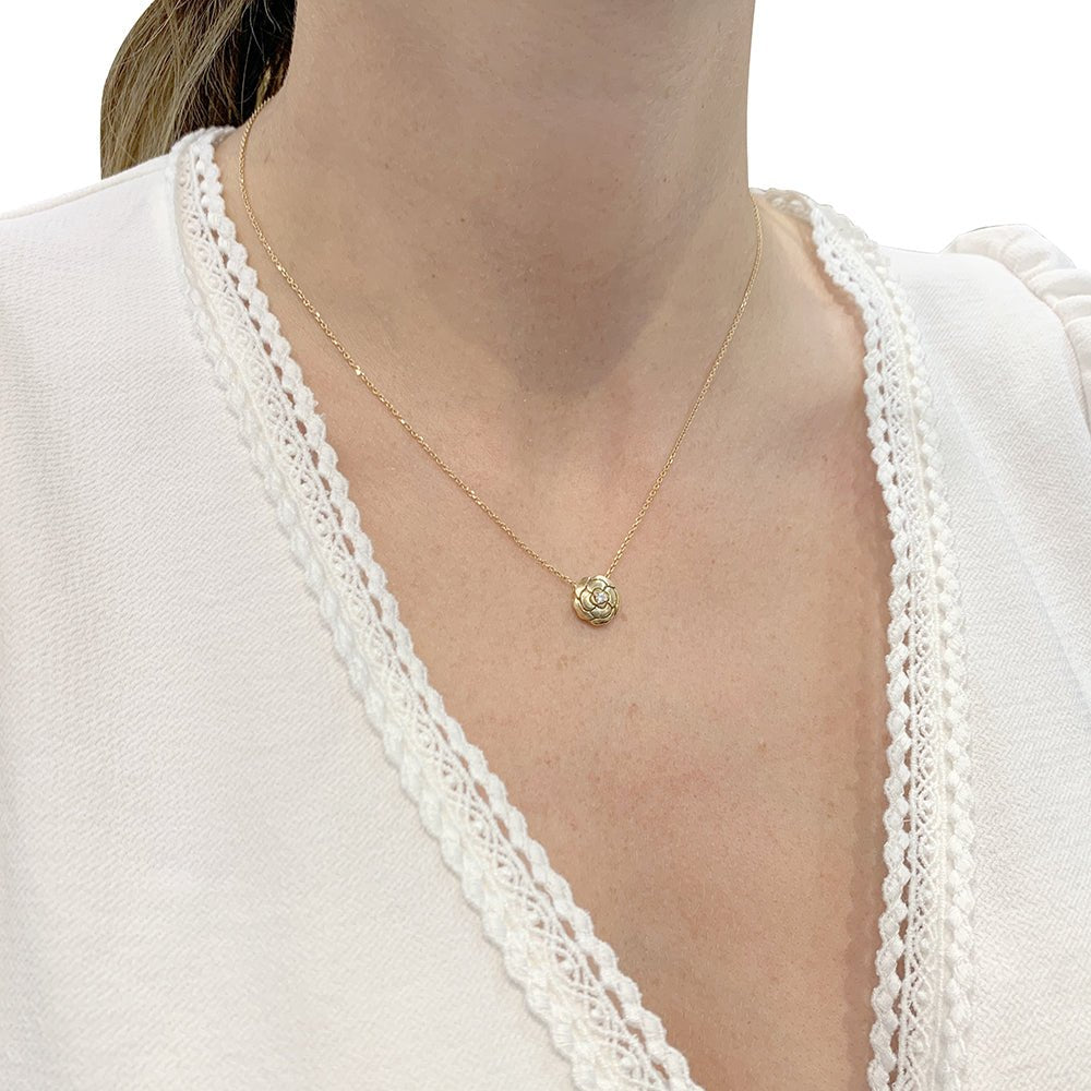 Collier Chanel, "Extrait de Camélia", or rose, diamant. - Castafiore