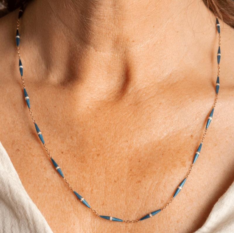 Collier en or jaune 18 carats et en émail bleu, circa 1900 - Castafiore