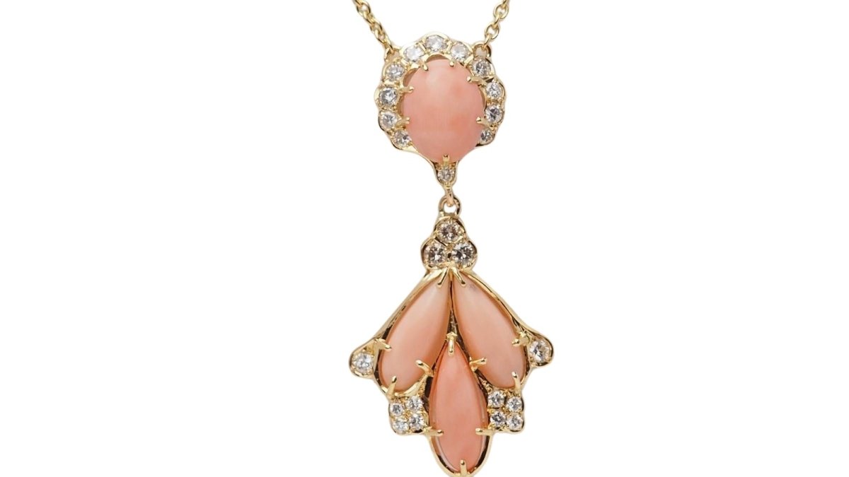 Collier en or jaune, cabochons de corail et diamants - Castafiore