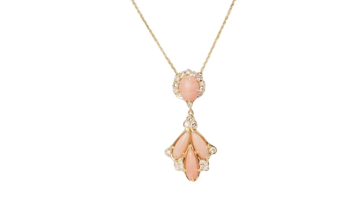 Collier en or jaune, cabochons de corail et diamants - Castafiore