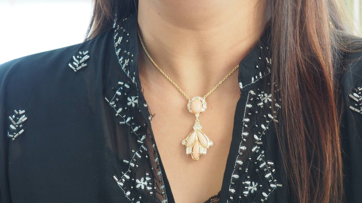 Collier en or jaune, cabochons de corail et diamants - Castafiore