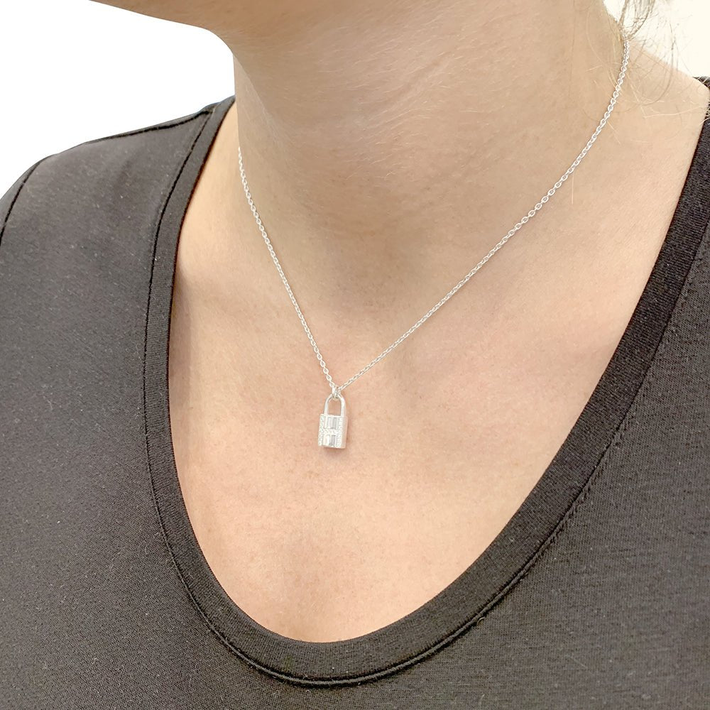 Collier HERMÈS "Kelly Cadenas" en or blanc et diamant - Castafiore