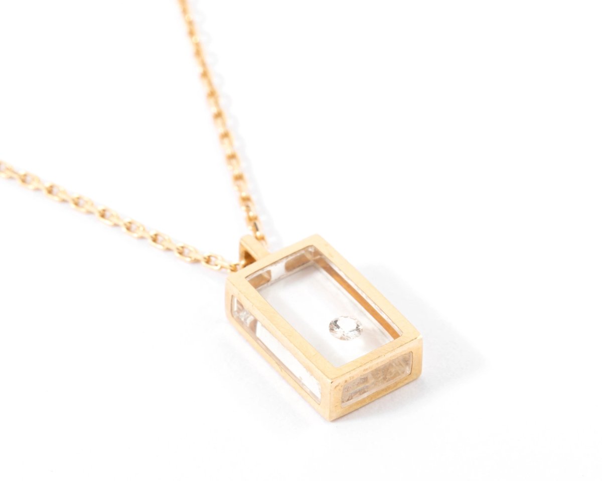 Collier or jaune et diamant sur plexisglass du créateur Pascal Morabito modèle cube - Castafiore