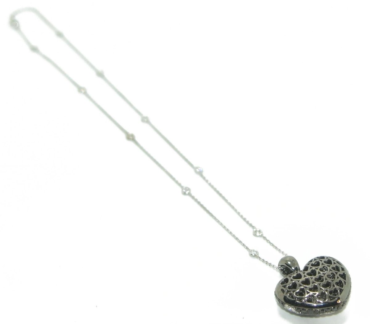 Collier ornée d'un pendentif formant un cœur en diamant noirs et blancs - Castafiore