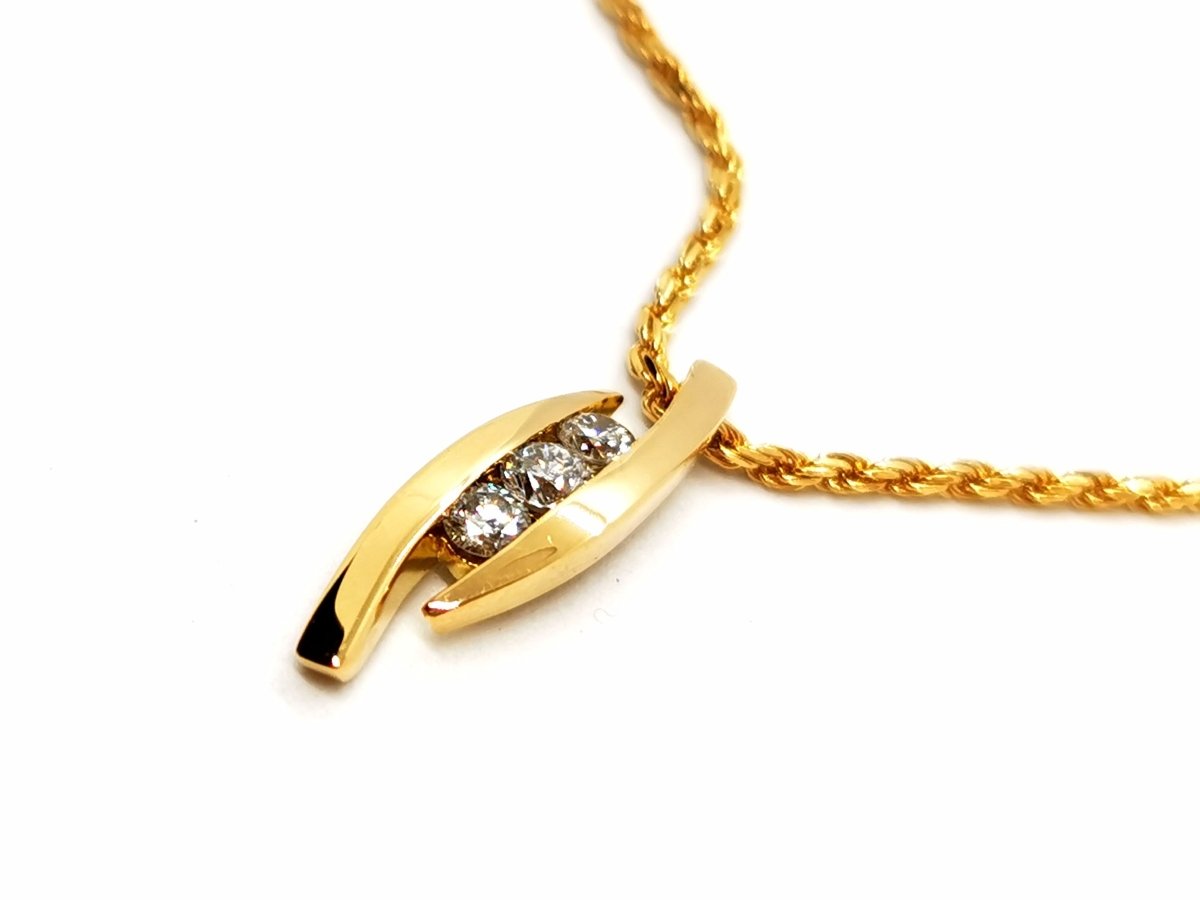 Collier Pendentif trilogie en or jaune et diamants - Castafiore