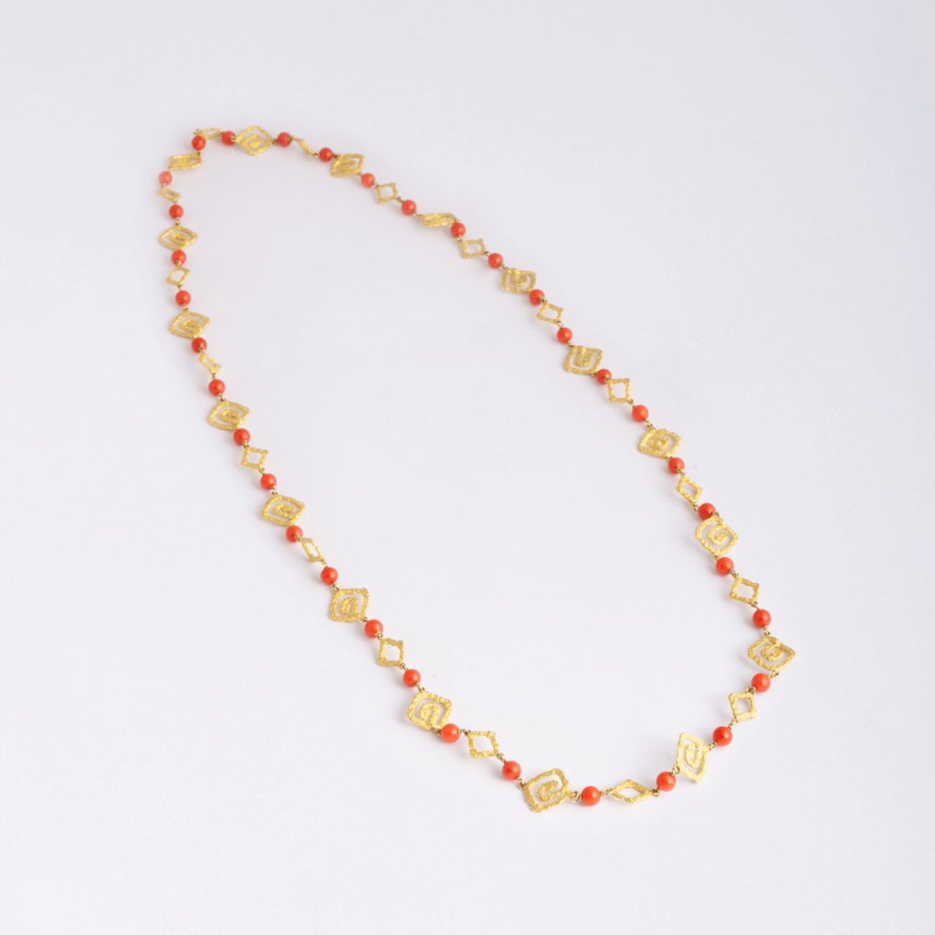 Collier TABBAH composé de maillons or jaune et perles de corail signé - Castafiore