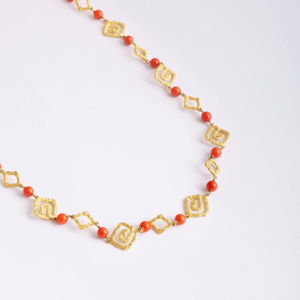 Collier TABBAH composé de maillons or jaune et perles de corail signé - Castafiore